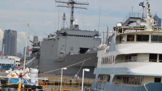 バイクもたくさん乗船、完全に市民の足となっているフェリー