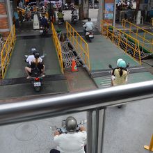 バイクから先に下船していました。