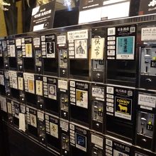 ずらりと並んだ利き酒コーナー