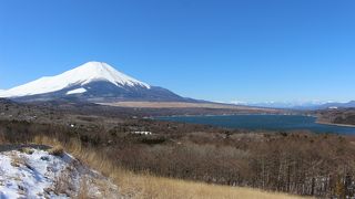 富士山と山中湖を一望