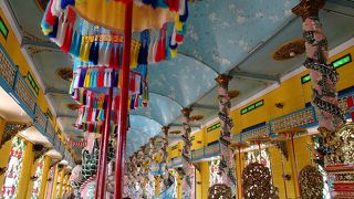 派手な色彩できれいな寺院