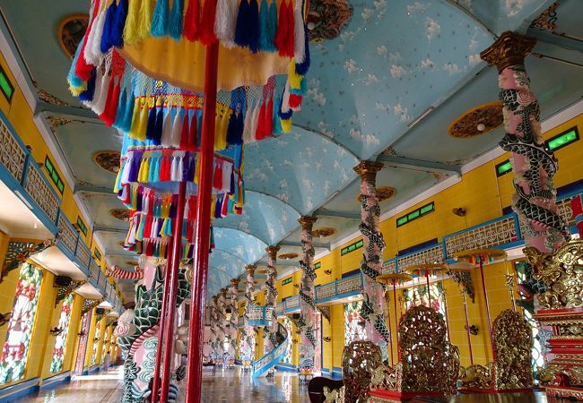 派手な色彩できれいな寺院