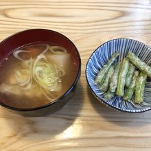 ランチだとあら汁と小鉢も付きます