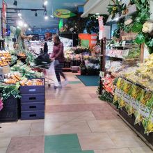 店内の様子　入って右側に果物と野菜です　種類も多いです