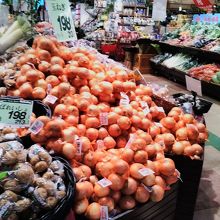 日本の各地からお野菜は取り寄せて販売しています