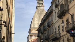 宙吊りのガラスの箱