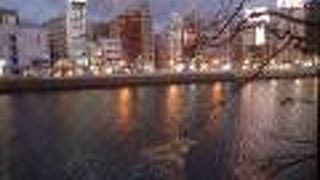 川に面していて雰囲気も良い