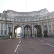 バッキンガム宮殿に通じるモールの門