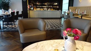 ファースト側にはダイニングサービスも