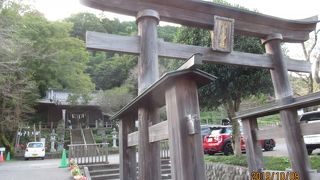 広い有料駐車場があります