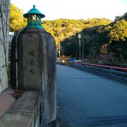 バイクの人が橋の上から写真を撮っていました。