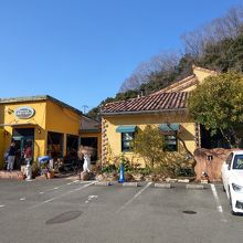 右側がレストラン、左側がパン屋さん