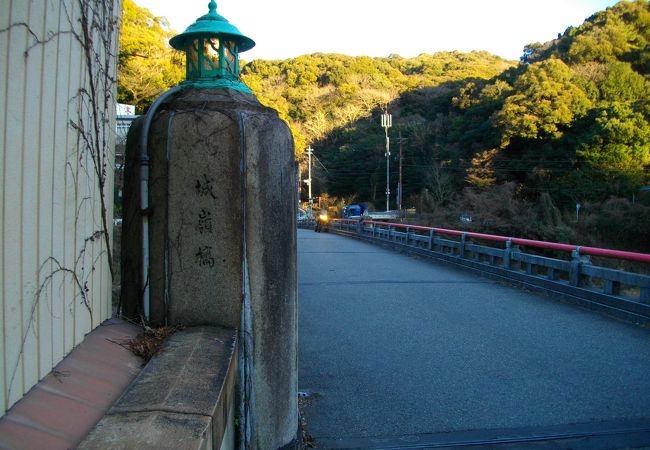 バイクの人が橋の上から写真を撮っていました。