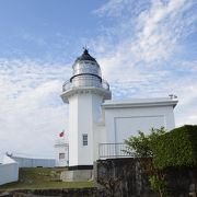 小高い丘(山)の上にあります。