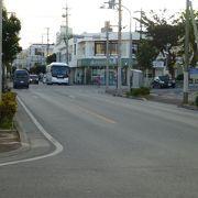 時間帯によっては渋滞する通りでした。