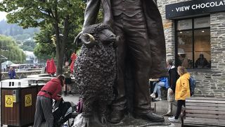 ワカティプ湖畔に建つ像