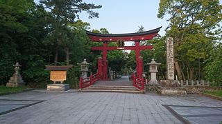 木造の赤い鳥居が印象的