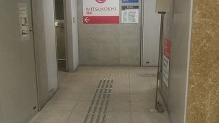 銀座三越　地下二階の出入り口