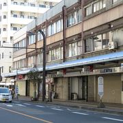 長屋的な鉄筋コンクリート造の建物