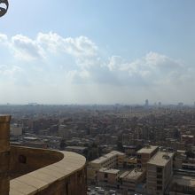 城塞からの市街地景色と遠くに見えるピラミッド