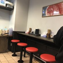 店内…画面左側が厨房、左側にもカウンター席がある