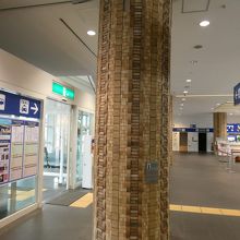 案内所のバスの時刻表の真後ろにある巨大な柱…