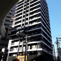 ホテルの外観（左上は高速道路）