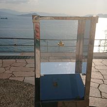 アクリルケースにちょこんと入った金印のレプリカ