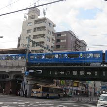 戸部駅前ガードを通過する電車