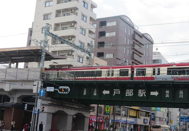 横浜駅の一つ南の駅。レトロなガードを通る電車を眺めるのには面白い