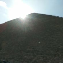 太陽がクフ王のピラミッドに沈んで行きます