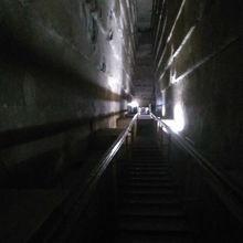 高さ8.7m底幅2m長さ46.7mの大回廊を上がって行きます