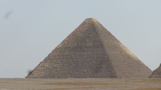 ギザの三大ピラミッドの中で最初に出来一番大きなピラミッドを見てピラミッド内部に入ってきました!!