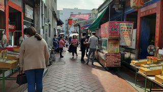 お土産屋が並んでます。