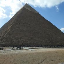 三大ピラミッドの中心にあるカフラー王のピラミッド