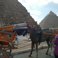 クフ王のピラミッドの右手に見えるカフラー王のピラミッド