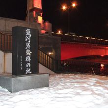 幣舞橋のたもとにあります