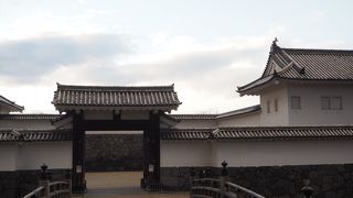 復元された城門