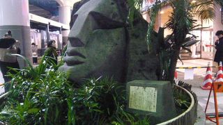 渋谷駅のモヤイ像は、新島の東京都移管100年を記念して、新島から渋谷区へ寄贈されたものです。
