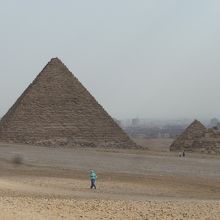 メンカウラー王のピラミッドと王妃のピラミッド