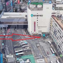渋谷駅のモヤイ像は、西口にあります。バス発着場の北側です