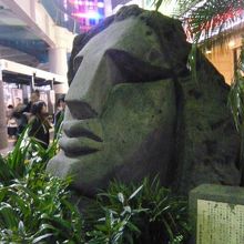 渋谷のモヤイ像は、新島の島民から渋谷区に贈呈されたものです。
