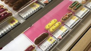 パリのエクレアのショップが入っていました。