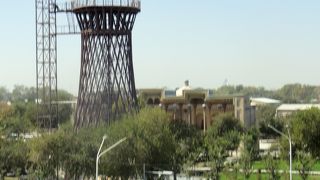 大きな給水塔が見られるブハラ歴史地区
