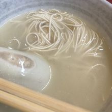 麻油鶏麺…素っ気ない姿たが、スープはなかなかのモノ