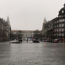 リベルダーデ広場からみたアリアードス通り