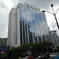 交叉点にある綺麗な外観　ブキビンタン方面からも良く見えます