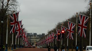 バッキンガム宮殿の正面に