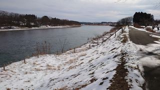 遠い国に思いをはせる