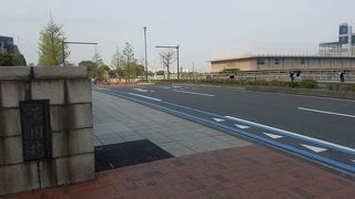 内陸側から新港地区へとまっすぐに入る道